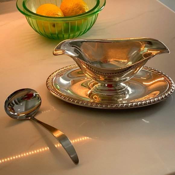 Silver Plated Gravy Boat with Under-plate and Ladle - Picture 2 of 13